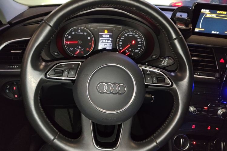 Audi Q3 2018 car image #11
