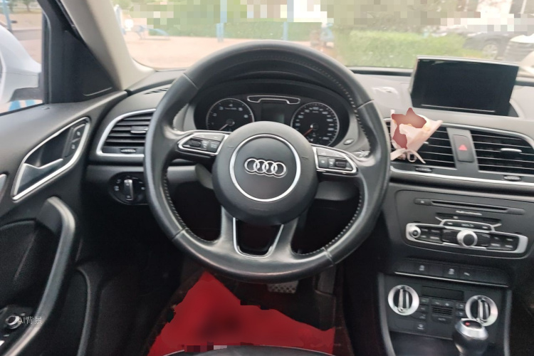 Audi Q3 2016 car image #12