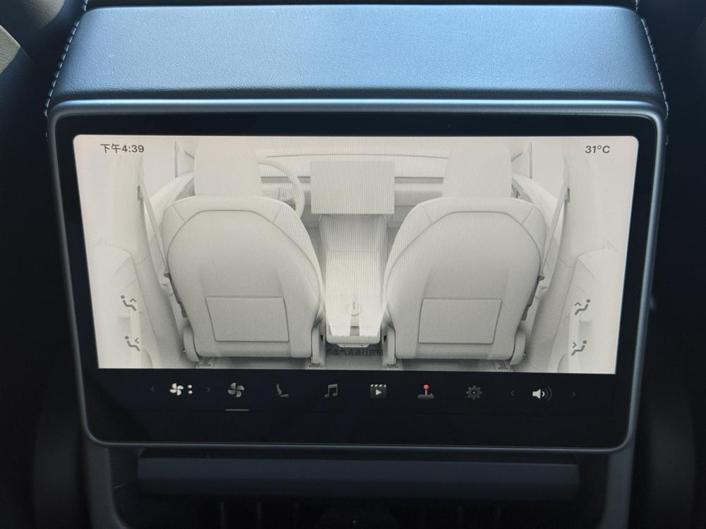 Tesla Model Y 2025 immagine di auto #9