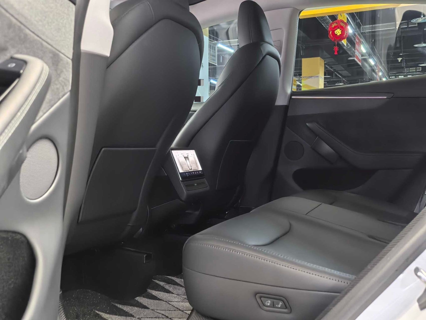 Tesla Model Y 2025 #6 Tesla Model Y 2025 car image #6