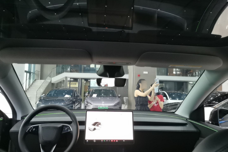 Tesla Model Y 2025 #18 Tesla Model Y 2025 car image #18