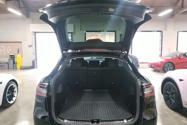 Tesla Model Y 2023 car image #21