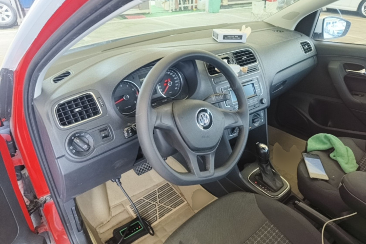 Volkswagen Polo 2015 car image #11