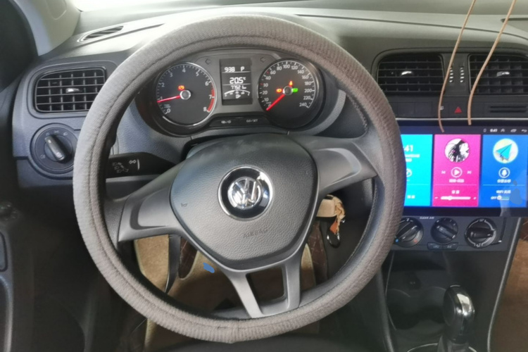Volkswagen Polo 2017 car image #11