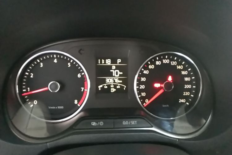 Volkswagen Polo 2015 car image #16