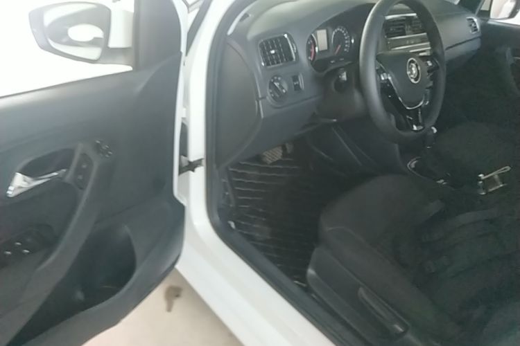 Volkswagen Polo 2017 car image #16
