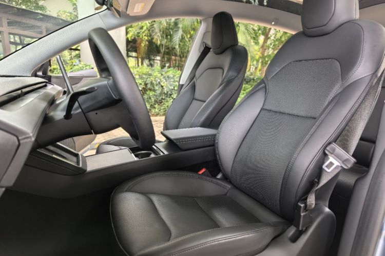 Tesla Model Y 2025 car image #15