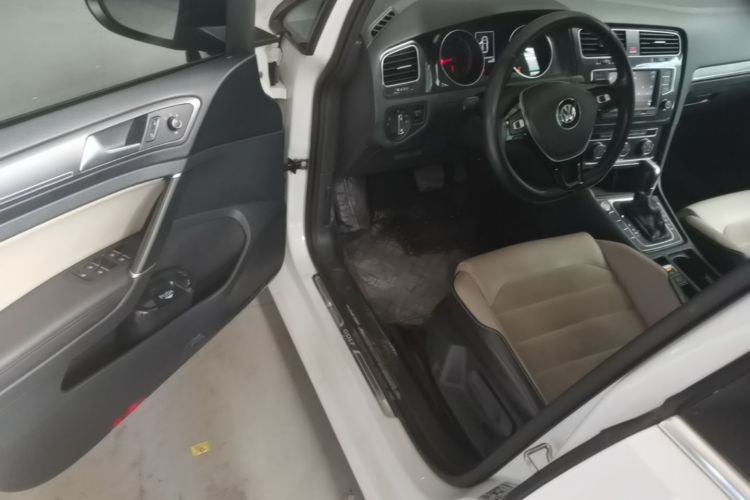 Volkswagen Golf 2017 car image #16