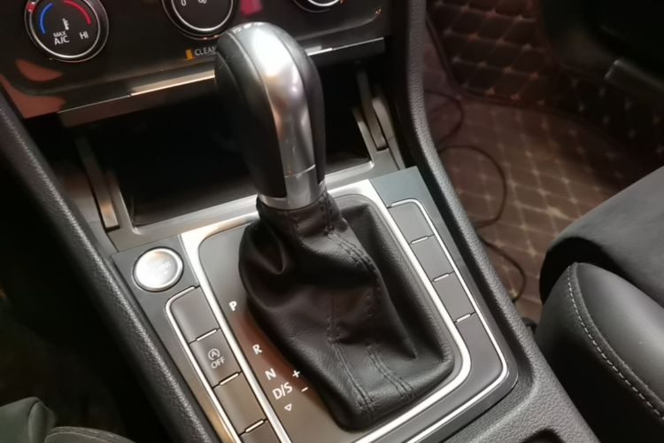 Volkswagen Golf 2019 car image #14