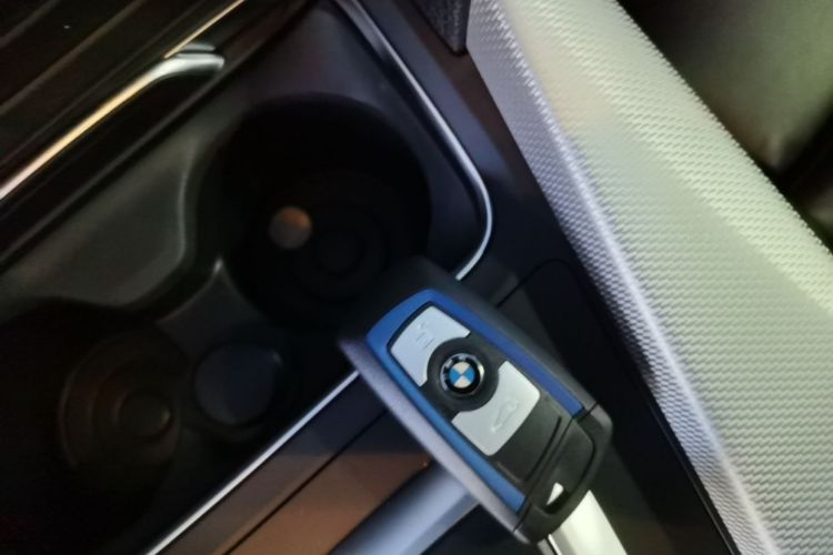 BMW 3 Series 2019 car image #14