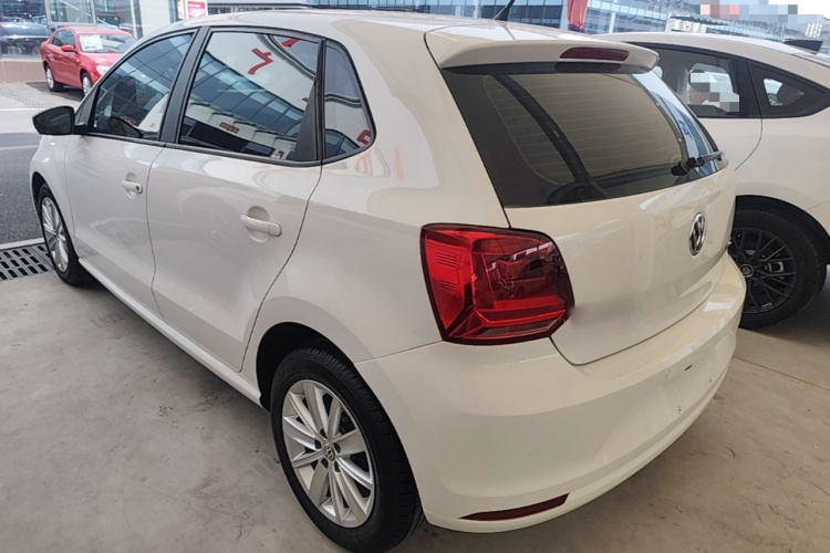 Volkswagen Polo 2015 car image #5