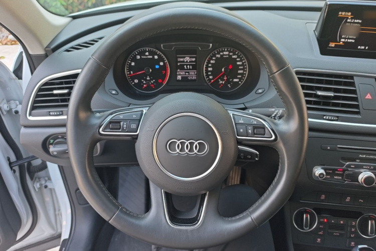 Audi Q3 2019 car image #11