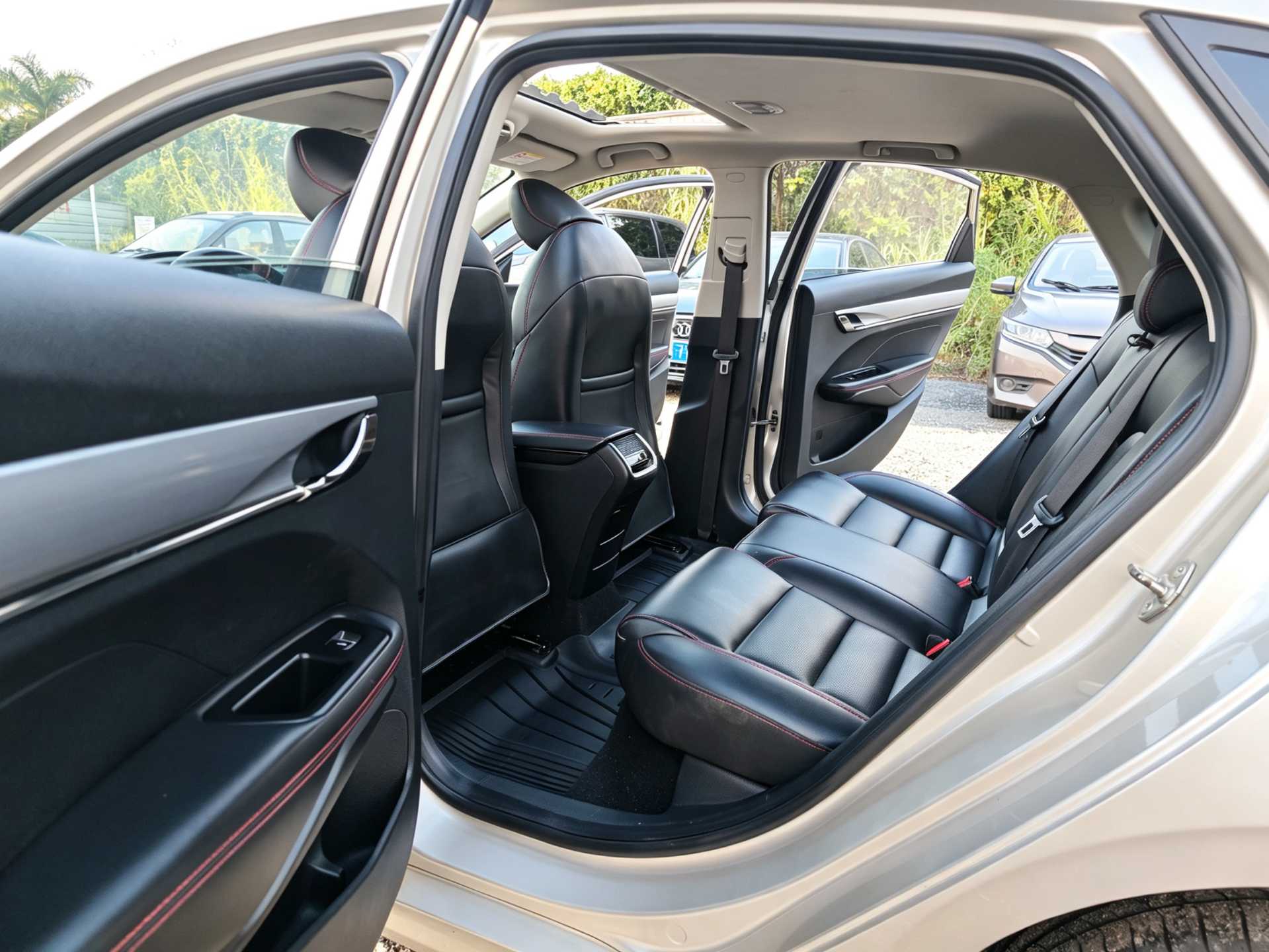 2019 car image #4