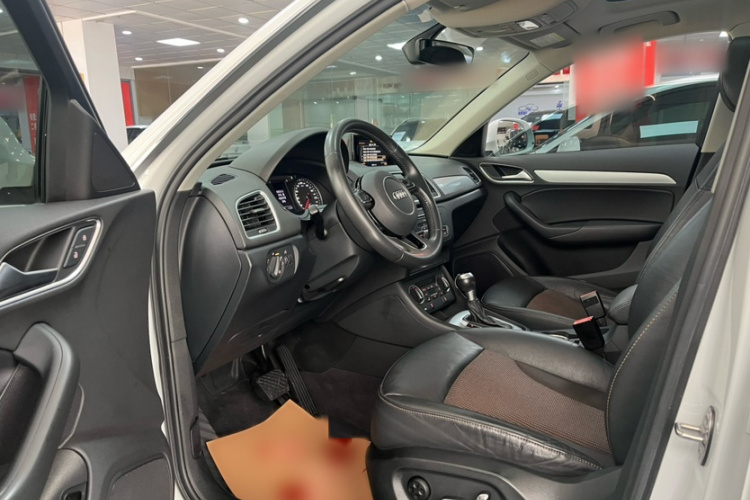 Audi Q3 2019 car image #14