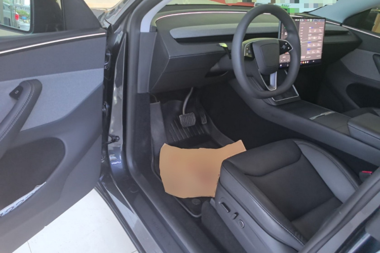 Tesla Model Y 2025 #16 Tesla Model Y 2025 car image #16