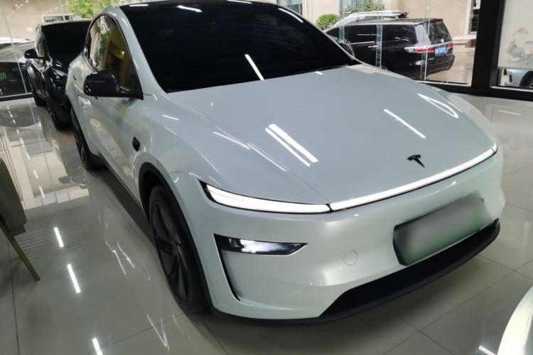 Tesla Model Y 2025 #4 Tesla Model Y 2025 car image #4