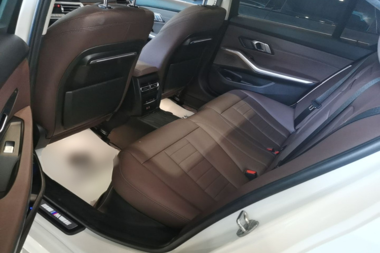 BMW 3 Series 2020 car image #17