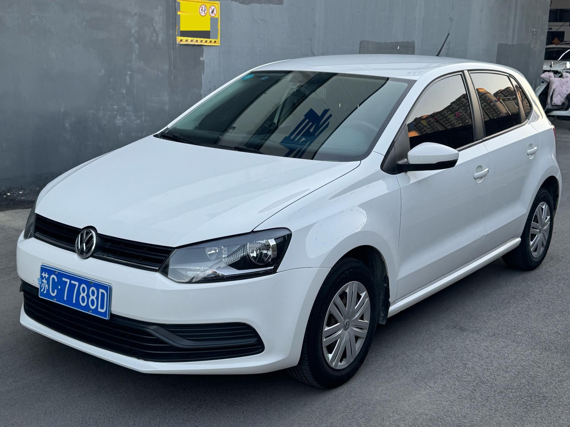Volkswagen Polo 2016 car image 