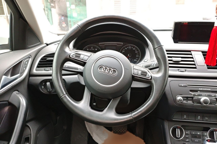 Audi Q3 2018 car image #16