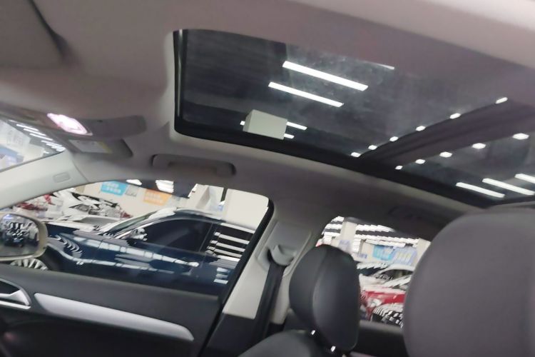 Audi Q3 2018 car image #18