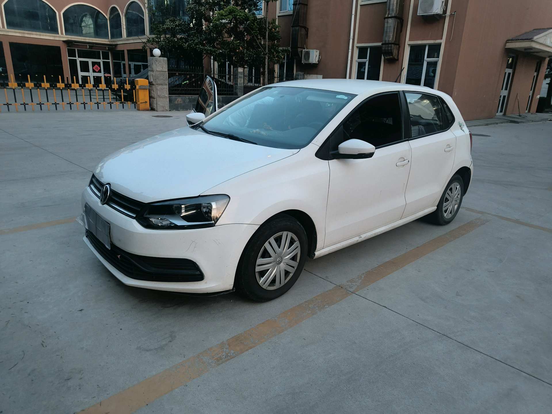 Volkswagen Polo 2019 car image 