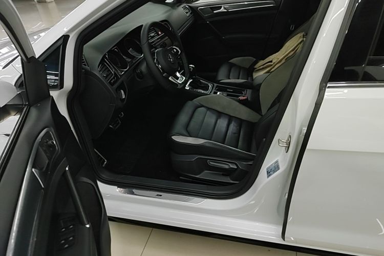 Volkswagen Golf 2018 car image #15