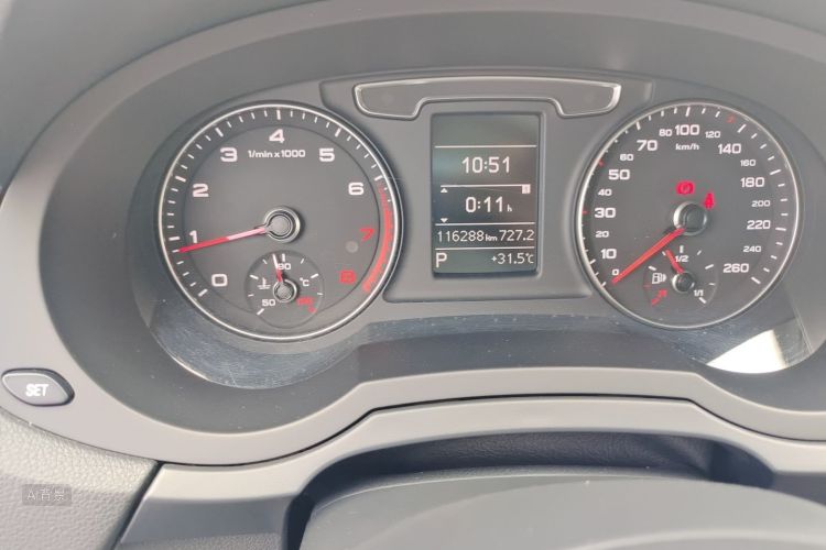 Audi Q3 2016 car image #13