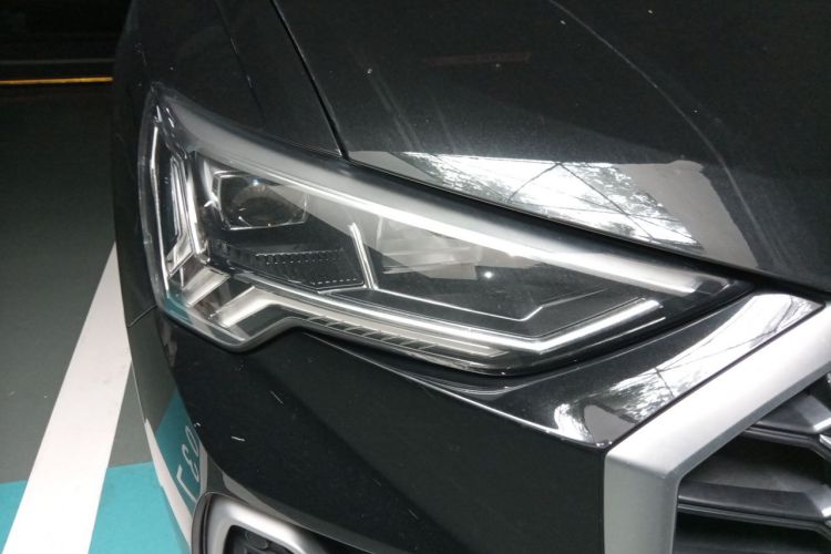 Audi Q3 2021 car image #8