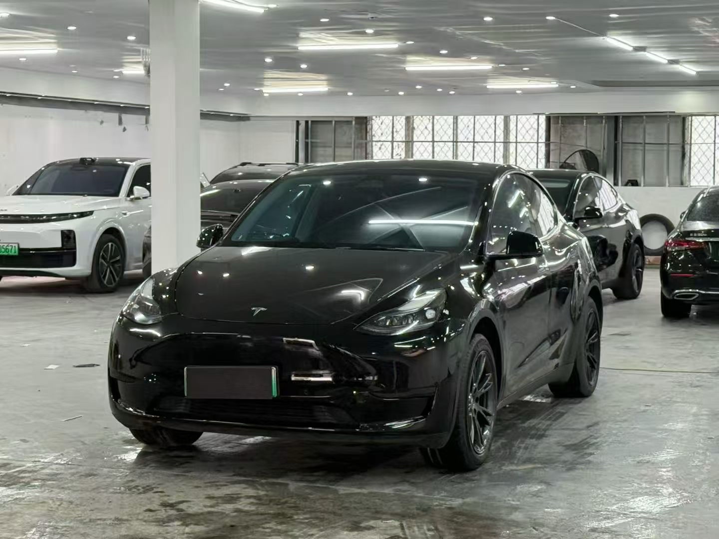Tesla Model Y 2024 immagine di auto 