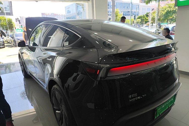 Tesla Model Y 2025 car image #7