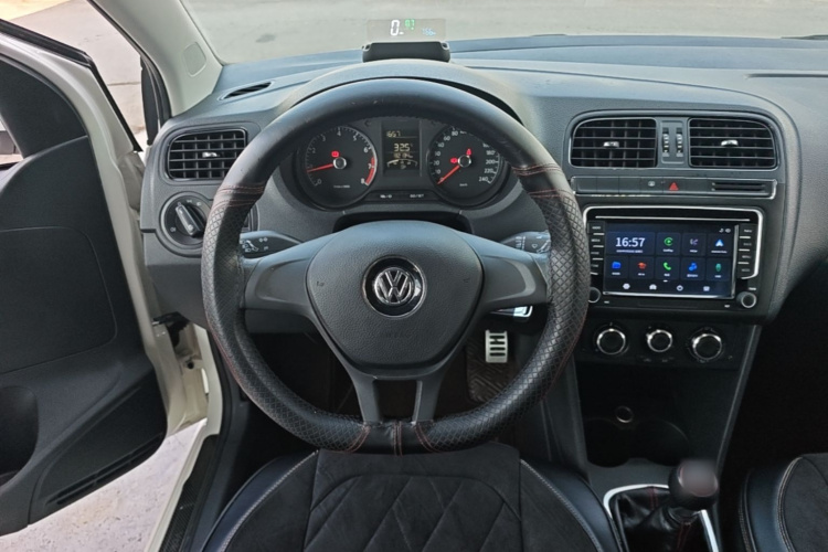 Volkswagen Polo 2015 car image #11