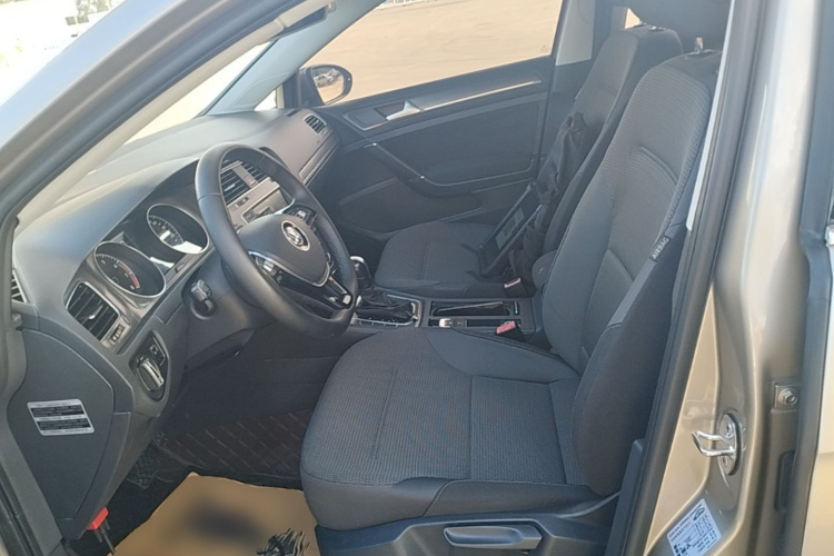 Volkswagen Golf 2017 car image #15