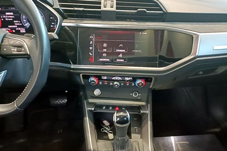 Audi Q3 2020 car image #17