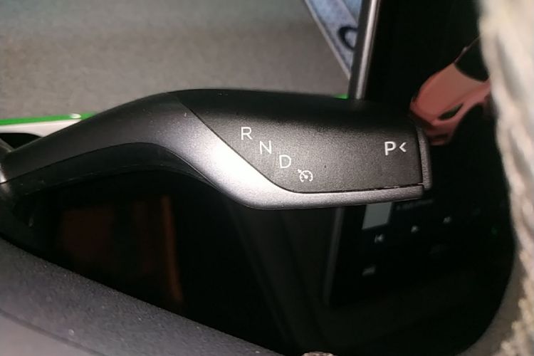 Tesla Model Y 2024 immagine di auto #14