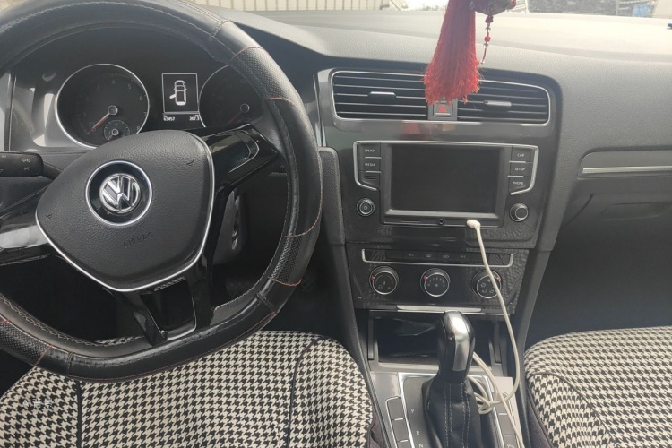Volkswagen Golf 2017 car image #11