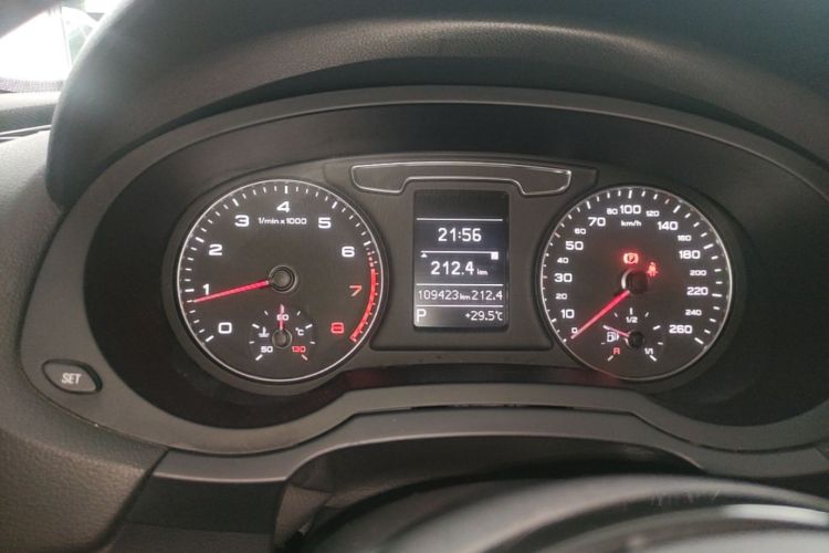 Audi Q3 2017 car image #12