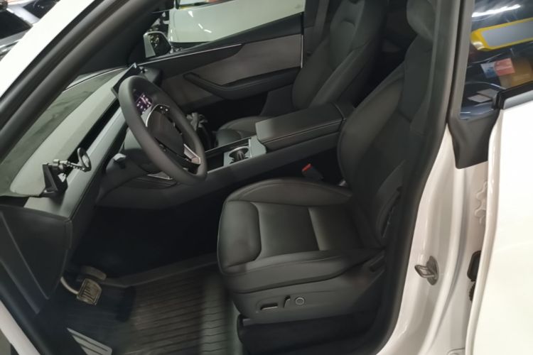 Tesla Model Y 2026 immagine di auto #15