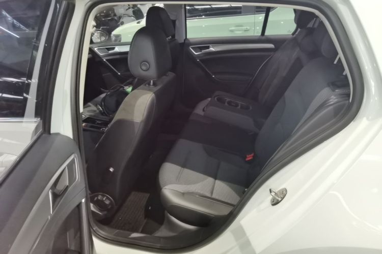 Volkswagen Golf 2020 car image #17