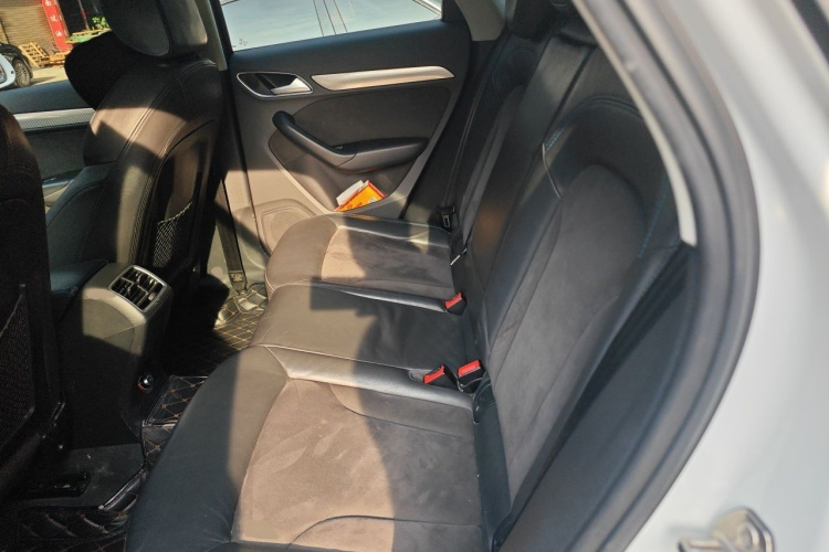 Audi Q3 2019 car image #14
