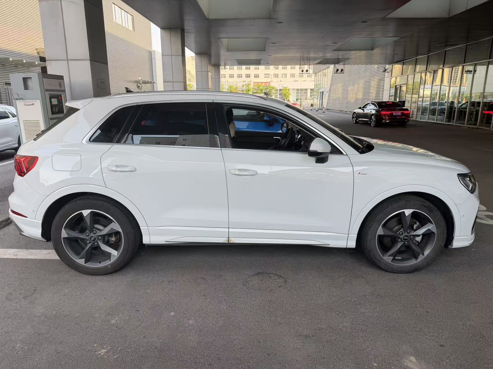 Audi Q3 2023 car image #2