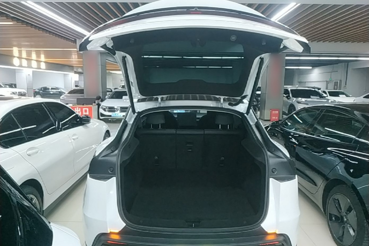 Tesla Model Y 2025 car image #19