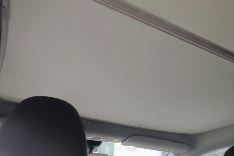 Tesla Model Y 2023 car image #18