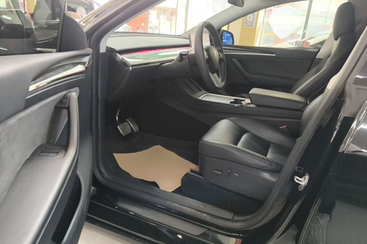Tesla Model Y 2022 immagine di auto #16
