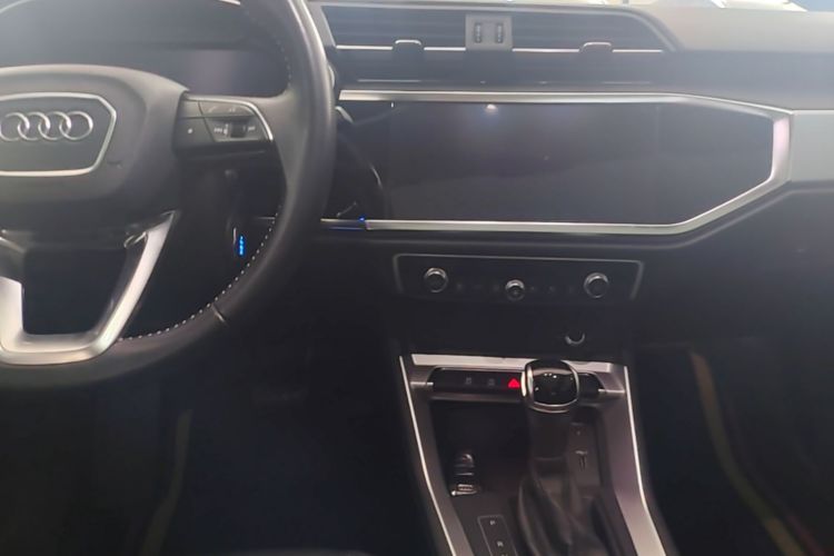 Audi Q3 2019 car image #10