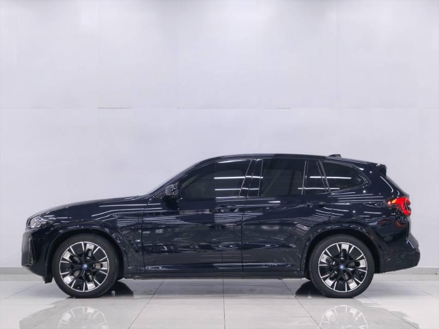 BMW iX3 2023 car image #9
