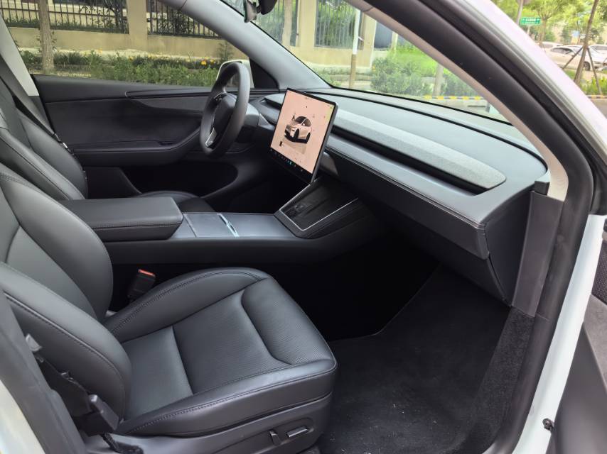 Tesla Model Y 2025 #5 Tesla Model Y 2025 car image #5