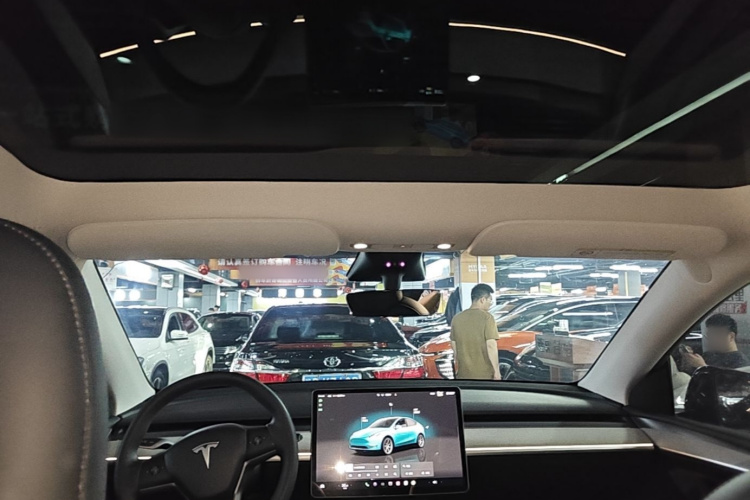 Tesla Model Y 2023 immagine di auto #18