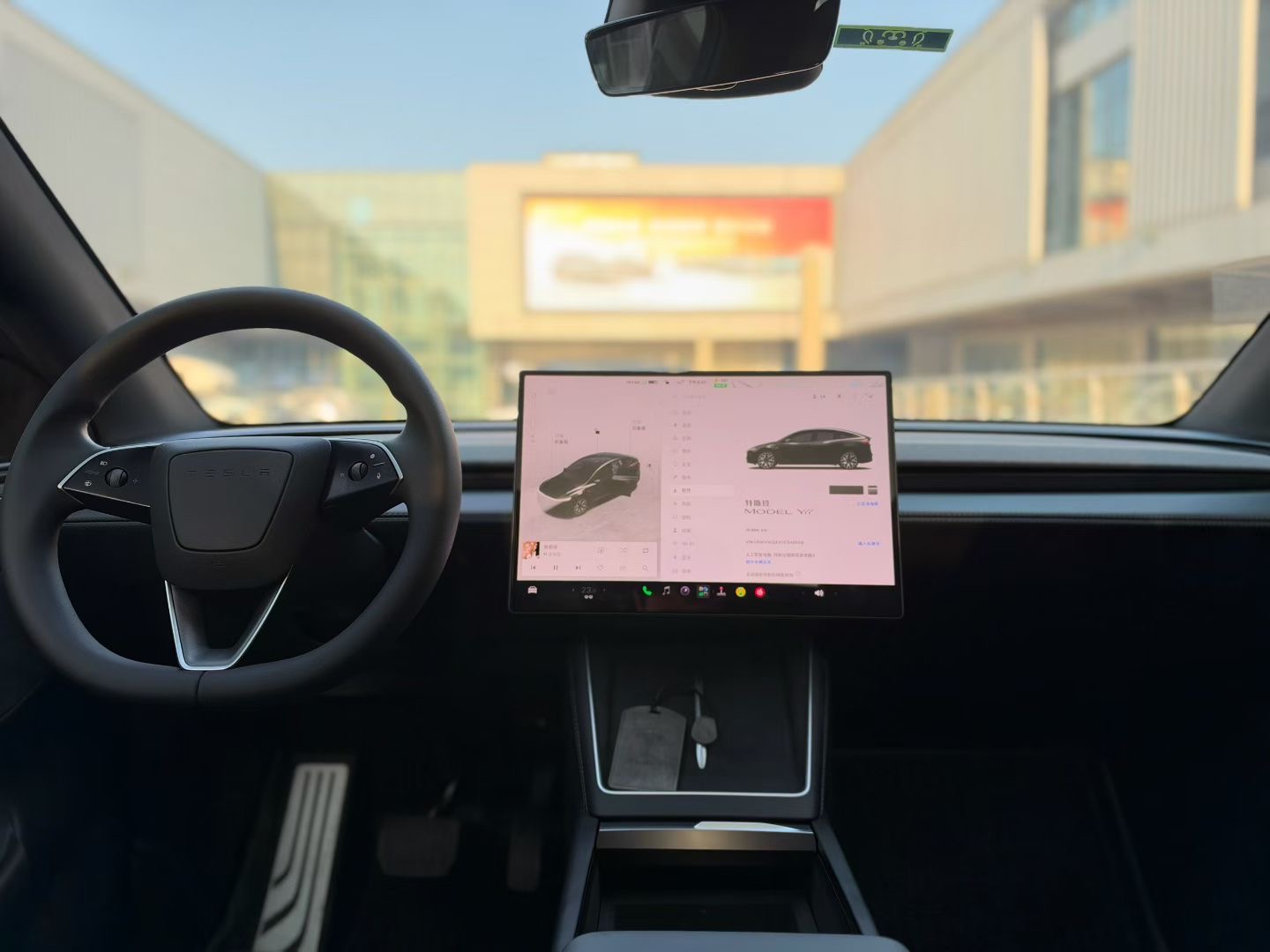 Tesla Model Y L 2026 #4 Tesla Model Y L 2026 imagen de coche #4
