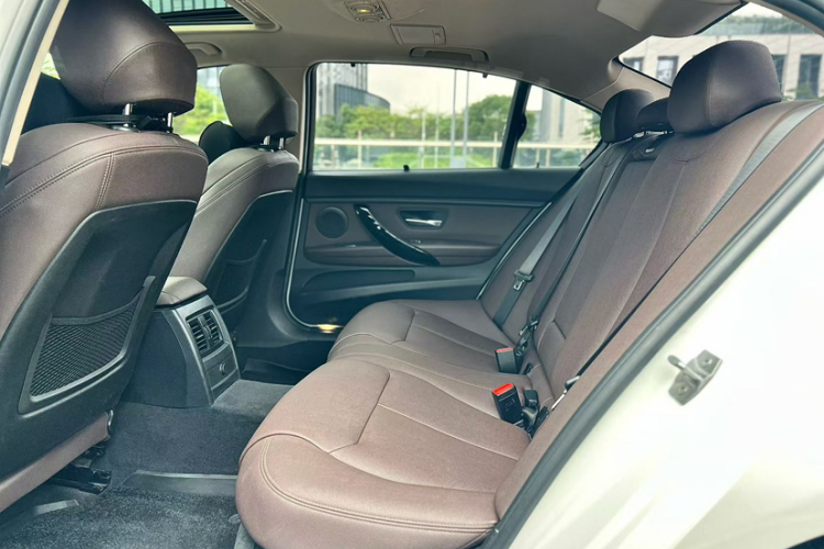 BMW 3 Series 2019 car image #12