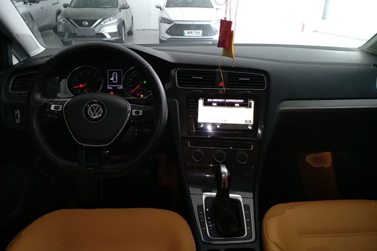 Volkswagen Golf 2020 car image #10